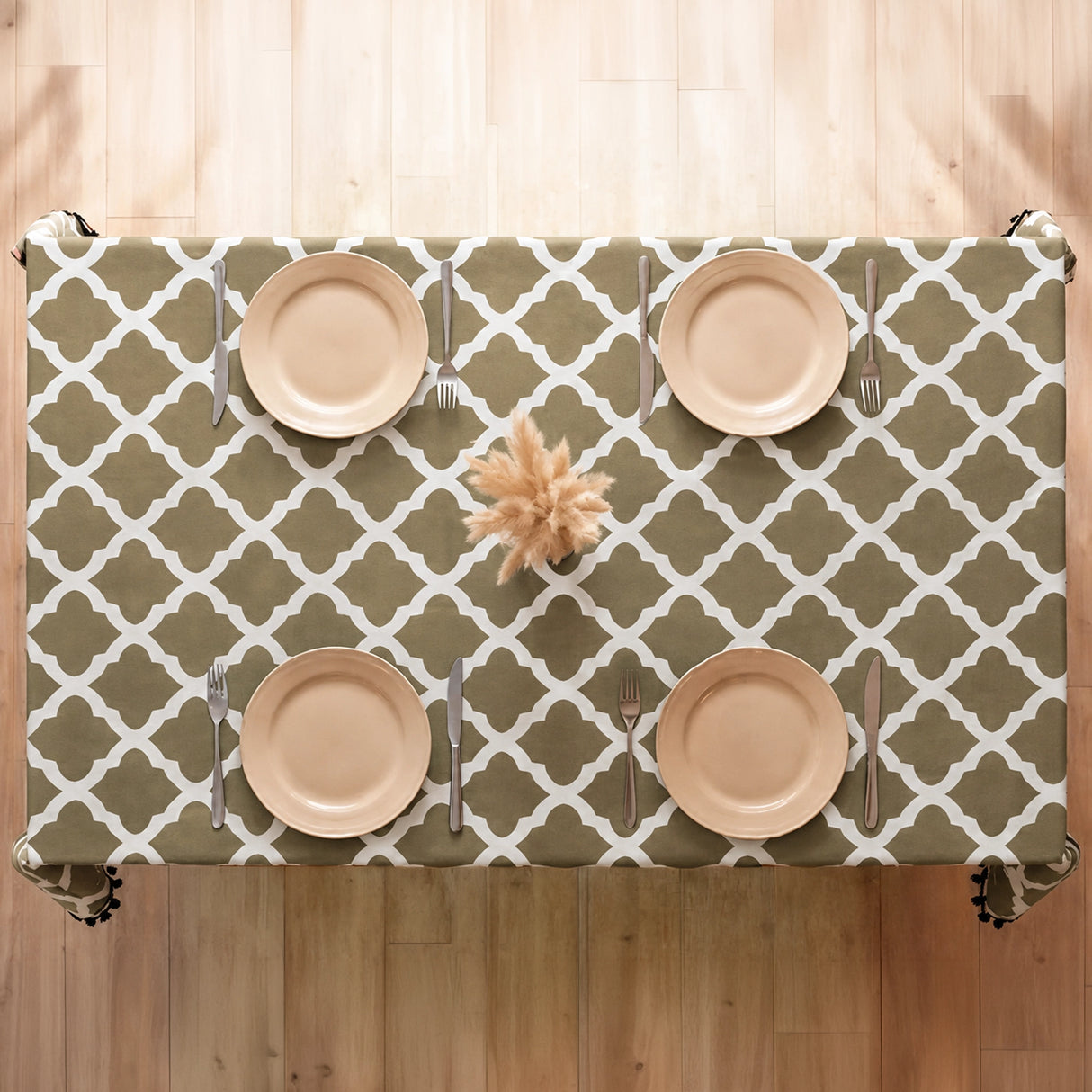Imprimer Handpicked Quatrefoil - Table Cover (Grey)