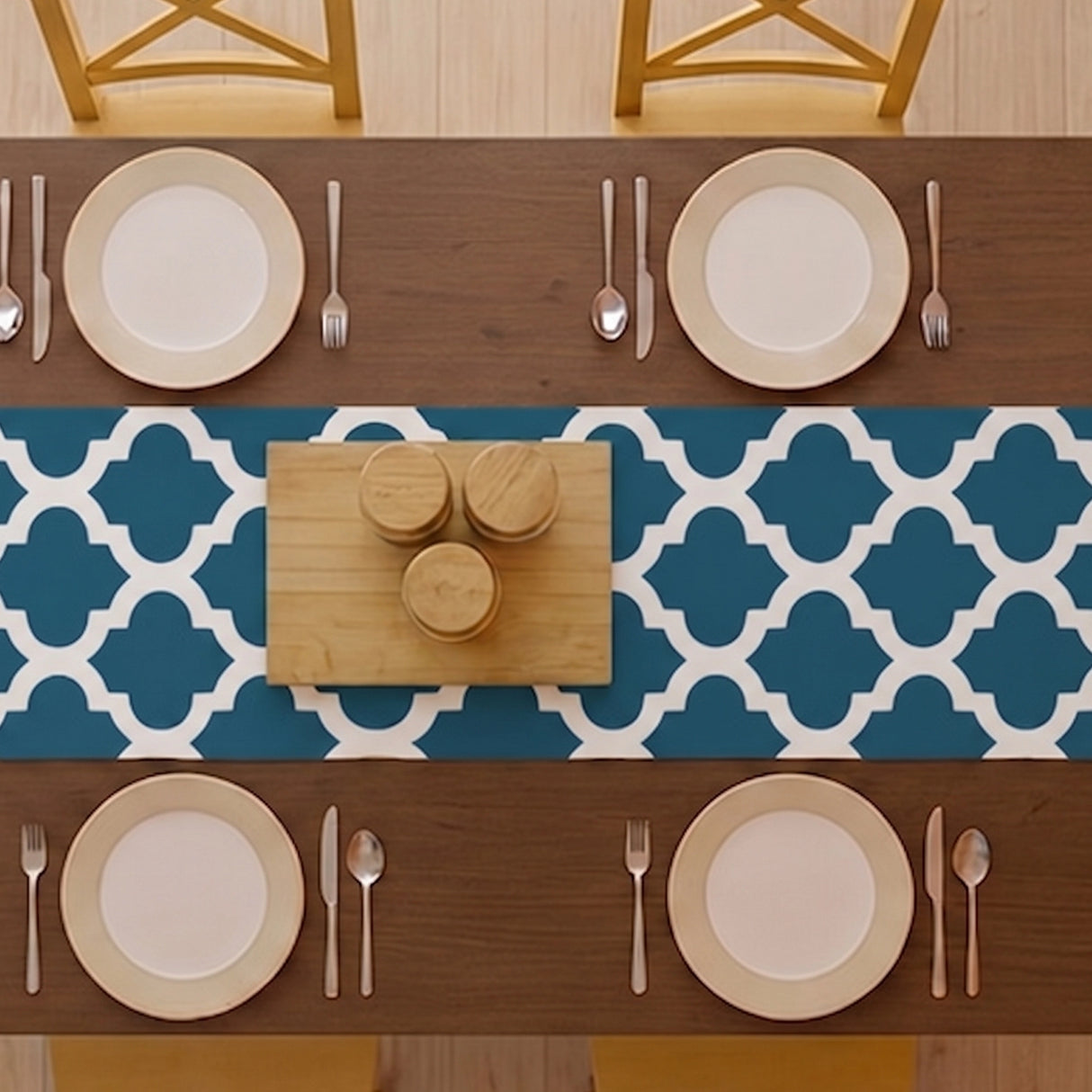Imprimer Quatrefoil - Printed Table Runner (Blue)