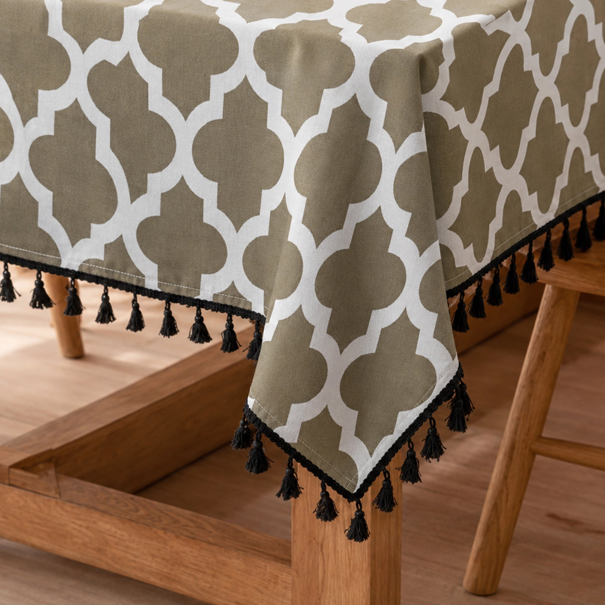 Imprimer Handpicked Quatrefoil - Table Cover (Grey)