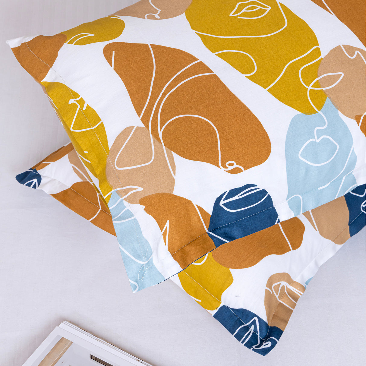 Imprimer Faces of Color - Pillow Cover