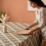 Imprimer Handpicked Quatrefoil - Table Cover (Grey)