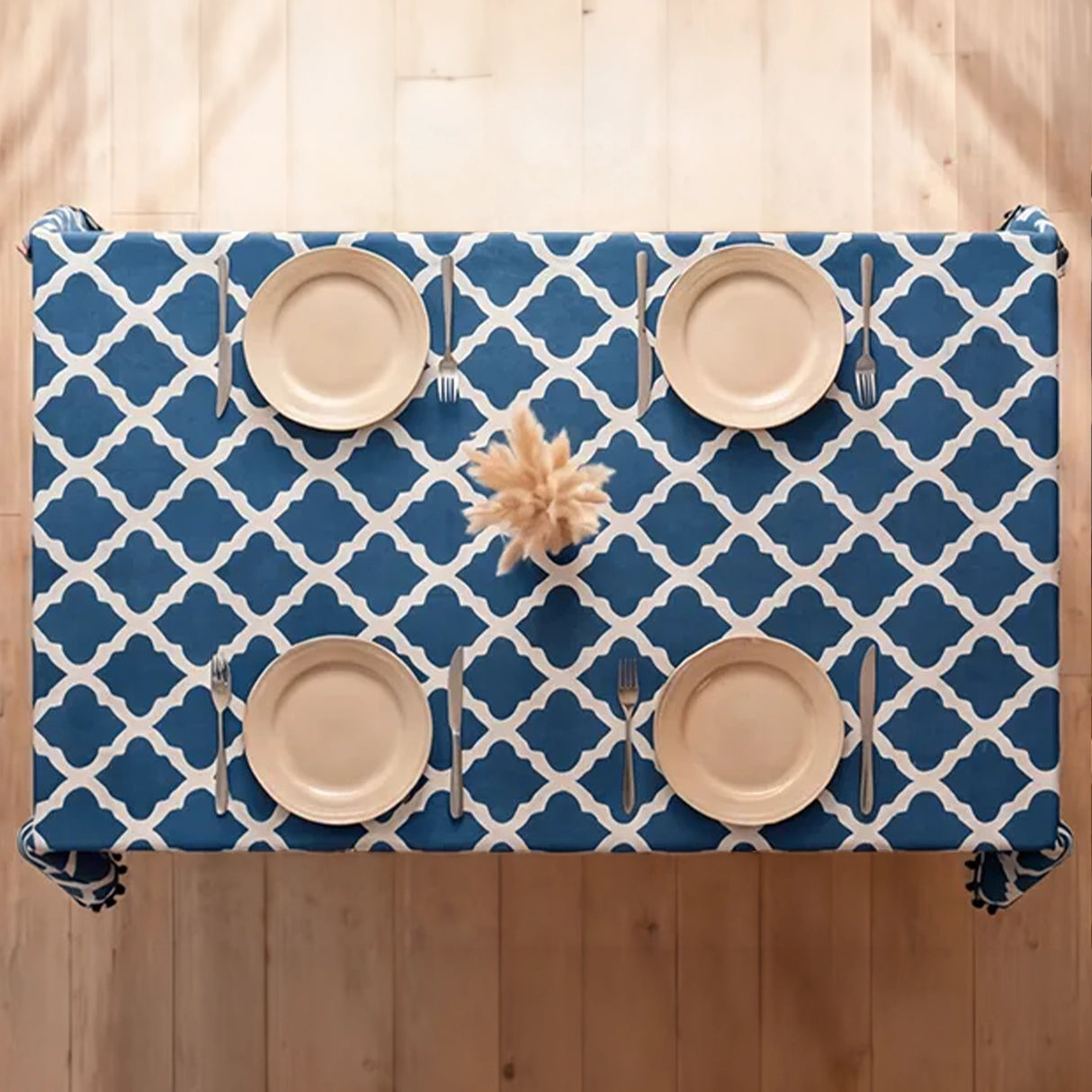 Imprimer Handpicked Quatrefoil - Table Cover (Blue)